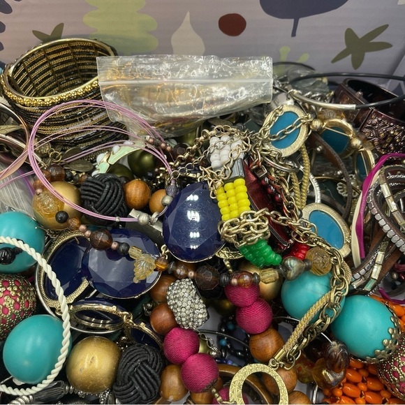 Vintage To Modern Jewelry & Small Accessories Lot Wear Craft Repair Repurpose - Picture 2 of 13